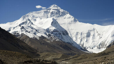 climbing mount everest