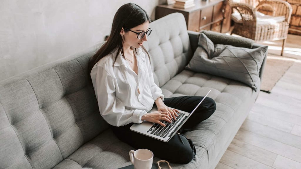 woman-searching-the-best-cellphone-plans-on-laptop