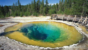 beautiful historic place in usa Yellowstone National Park