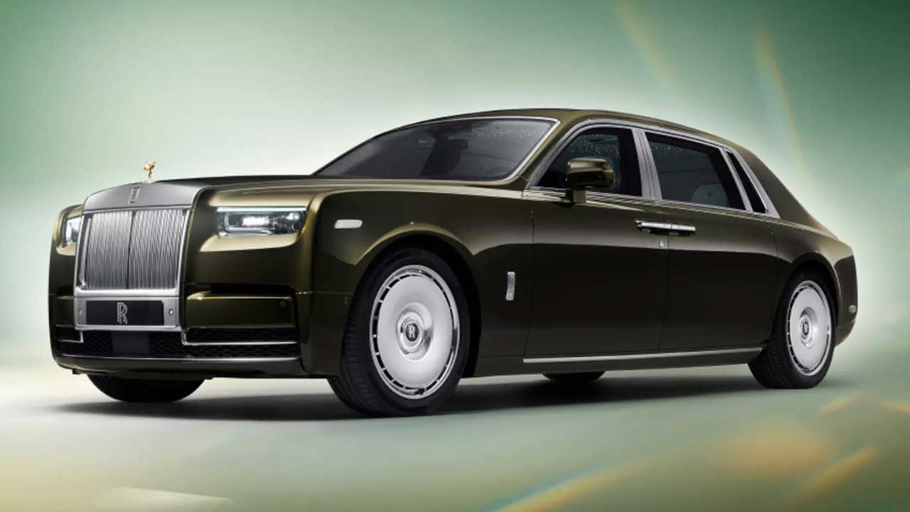 Rolls-Royce Phantom (EWB) is a top-notch classic luxury car in the world