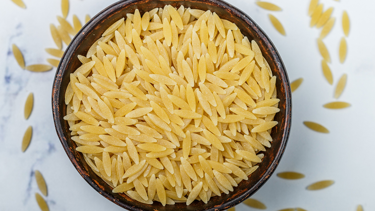 Upper view of orzo pasta, which is a substitute of arborio rice