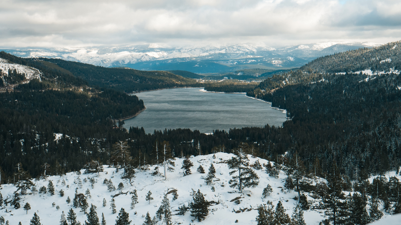 A top view of Alaska, covereed with snow