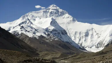 climbing mount everest