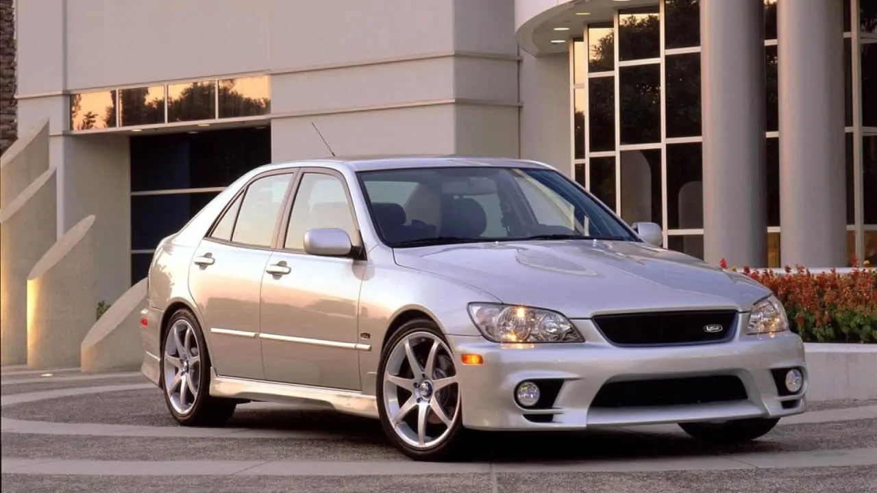 Lexus IS300 / Toyota Altezza is one of the best cheap drift cars standing in front of a white building