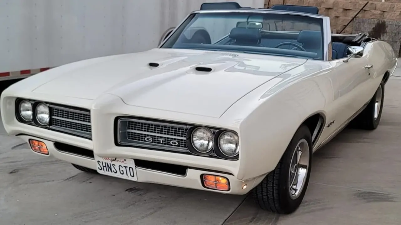 A zoomed-in front image of Pontiac GTO Convertible