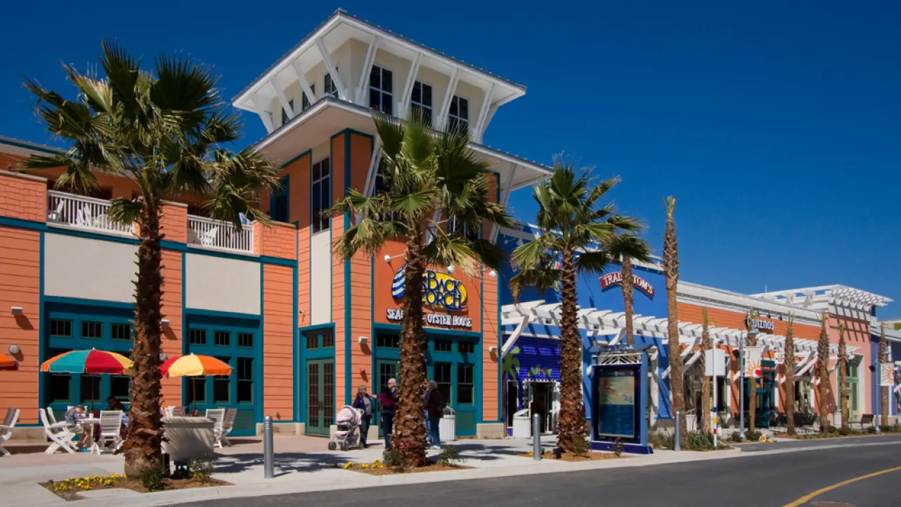 There are many shops, restaurants, and boutiques located in Panama City